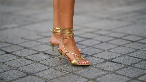 sandali modello chanel dorati